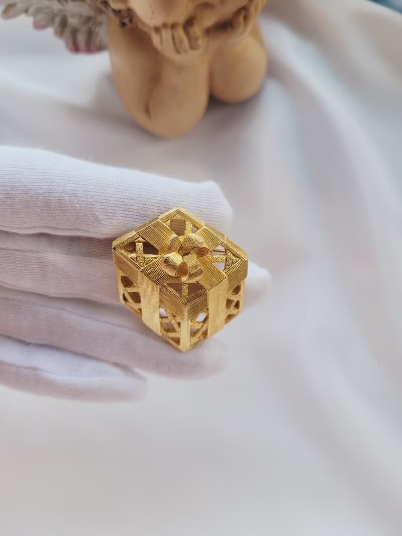 美國西洋古董飾品 /金色調啞光鏤空3D視效禮物胸針/別針/聖誕節