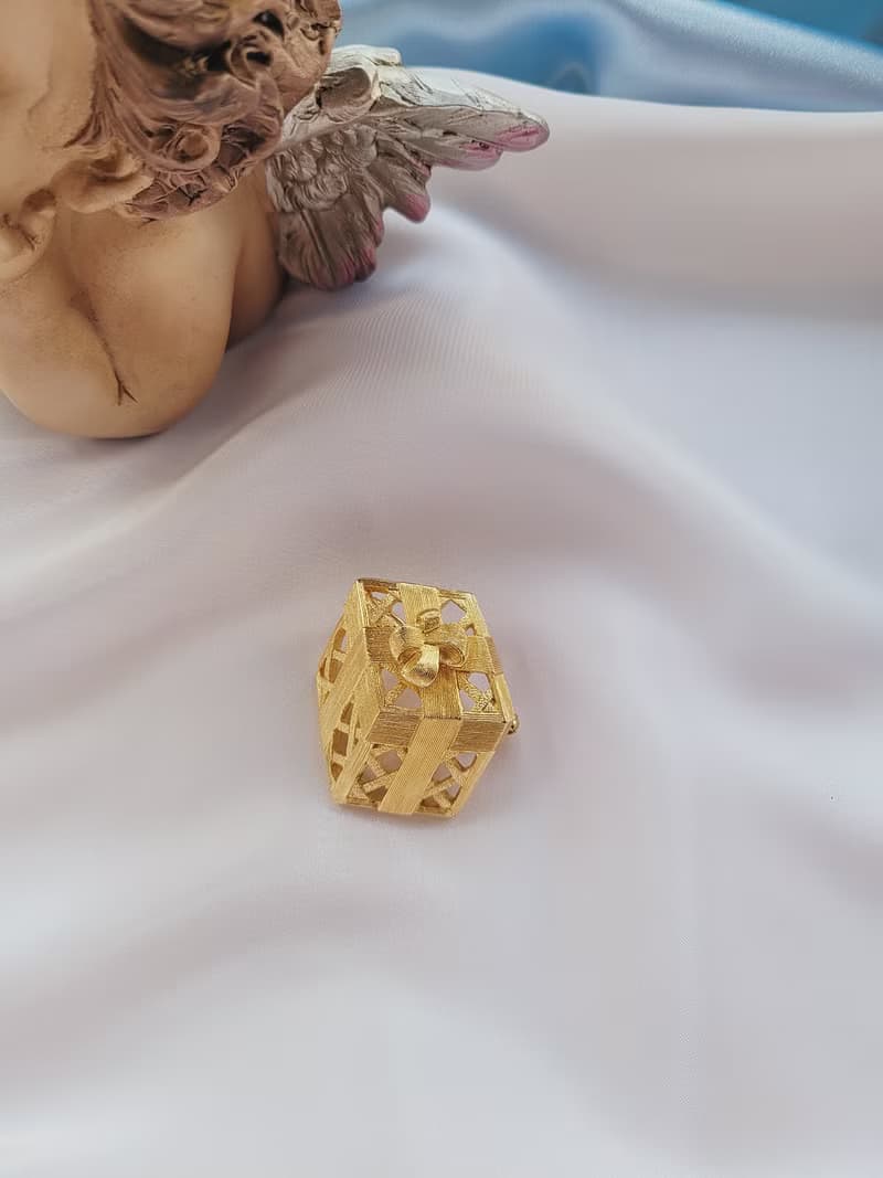 美國西洋古董飾品 /金色調啞光鏤空3D視效禮物胸針/別針/聖誕節