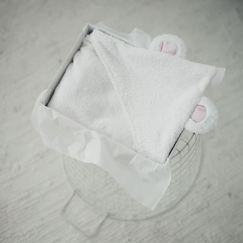 Hooded baby girl towel decorated with pink mouse ears