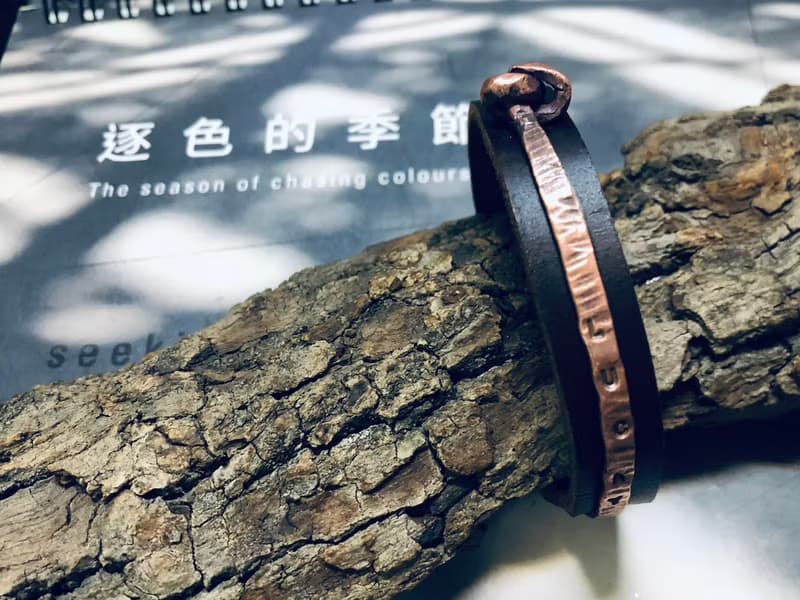 【體驗】金工手作│鍛敲紅銅單結款+皮革手環 │文化幣│台南旅遊