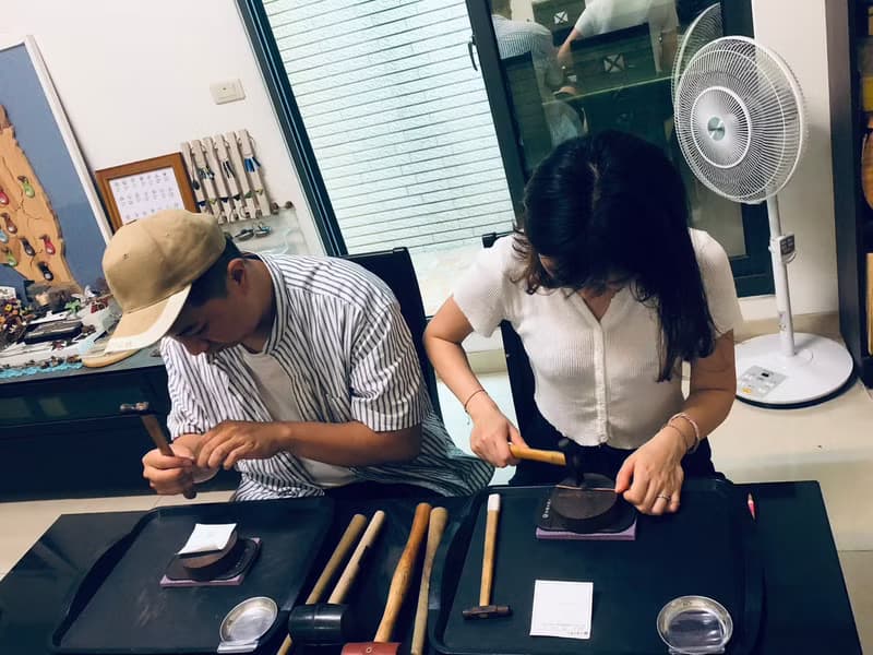 【體驗】金工手作│鍛敲紅銅單結款+皮革手環 │文化幣│台南旅遊