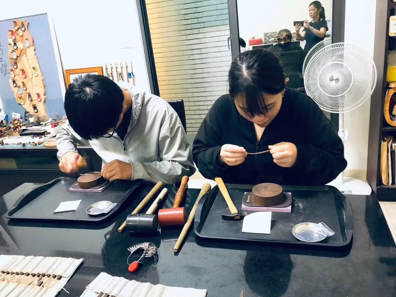 【體驗】金工手作│鍛敲紅銅單結款+皮革手環 │文化幣│台南旅遊
