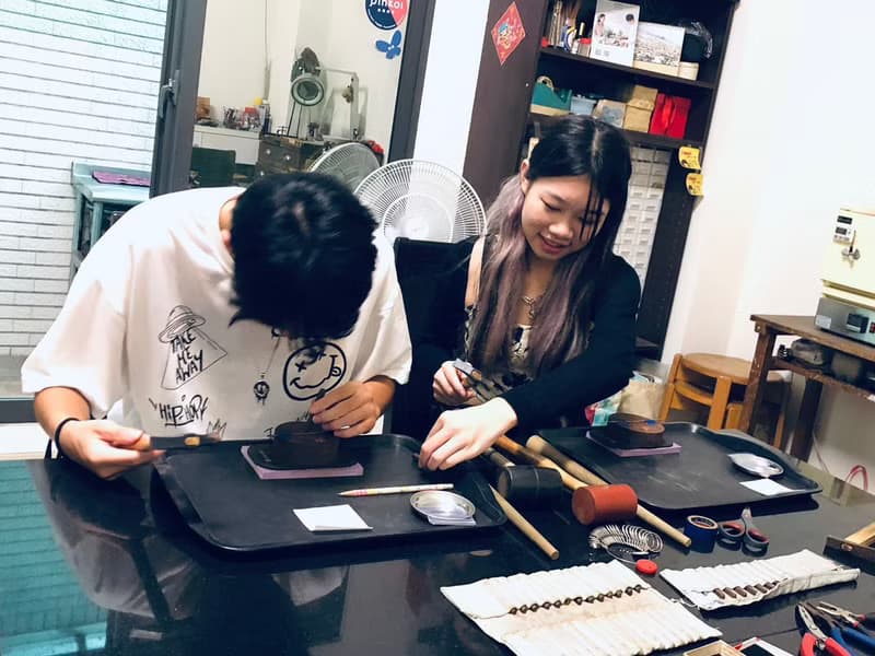 【體驗】金工手作│鍛敲紅銅單結款+皮革手環 │文化幣│台南旅遊