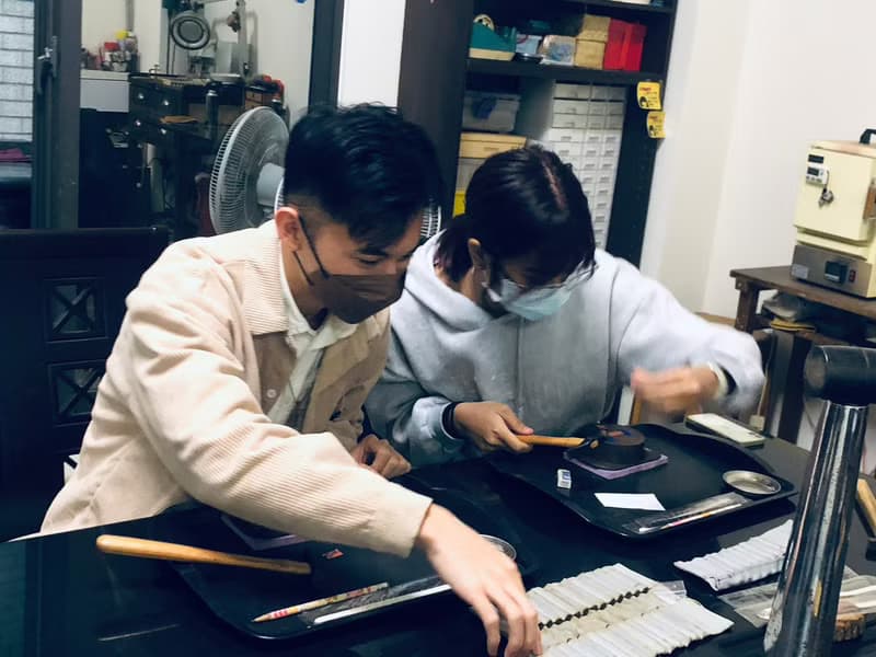 【體驗】金工手作│鍛敲紅銅單結款+皮革手環 │文化幣│台南旅遊