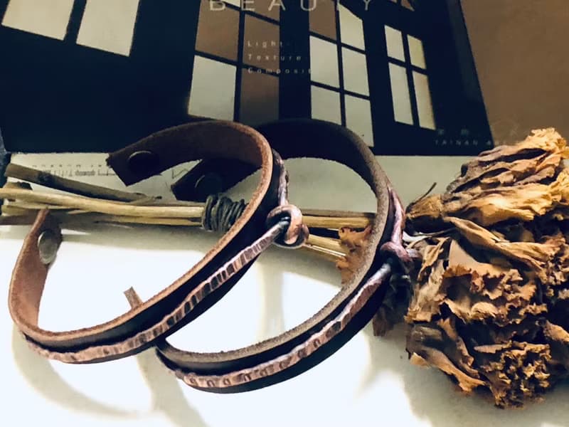 【體驗】金工手作│鍛敲紅銅單結款+皮革手環 │文化幣│台南旅遊