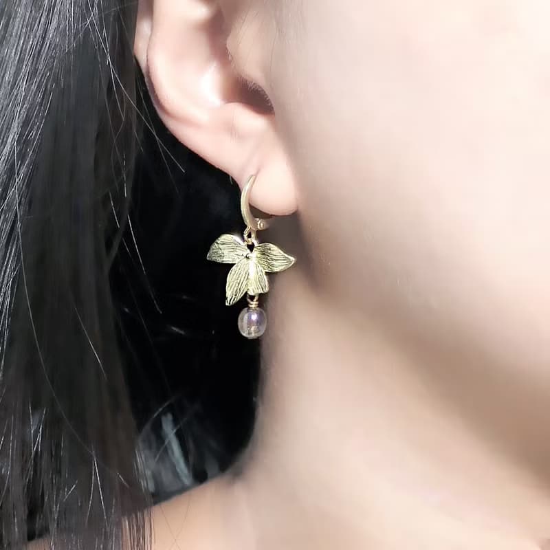 VIIART。竹葉。古董珠黃銅耳環-可改夾式