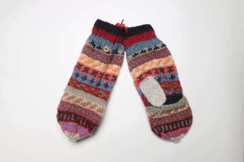 翻蓋手套費爾島民族圖騰配色純羊毛線手工編織搖粒絨內襯|北歐風