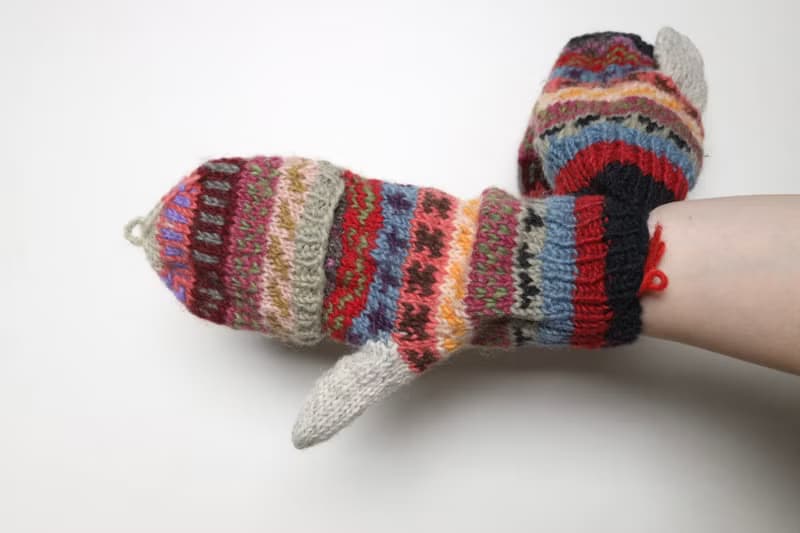翻蓋手套費爾島民族圖騰配色純羊毛線手工編織搖粒絨內襯|北歐風