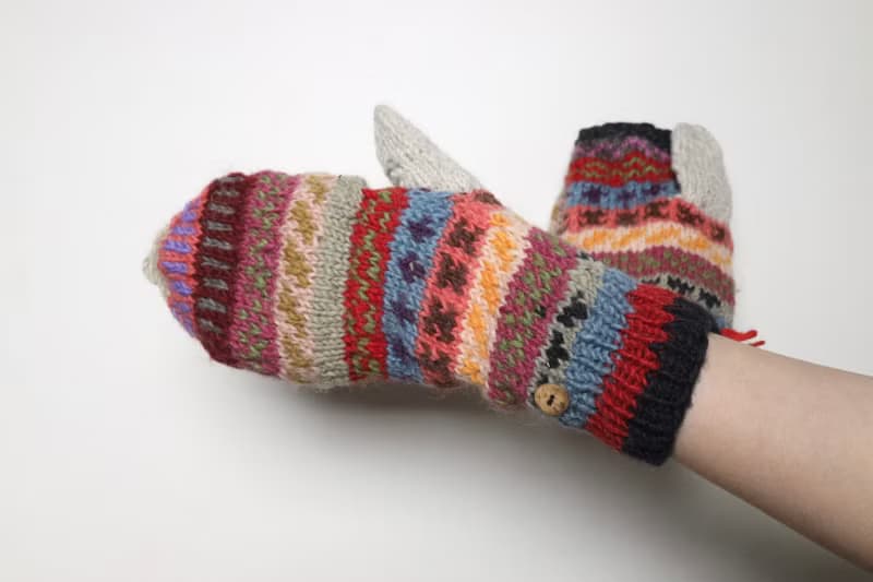 翻蓋手套費爾島民族圖騰配色純羊毛線手工編織搖粒絨內襯|北歐風