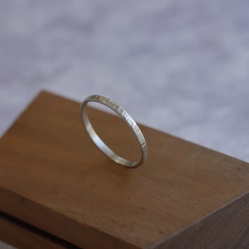 印記 - 極細尾戒線戒 925純銀手工鑿敲戒指