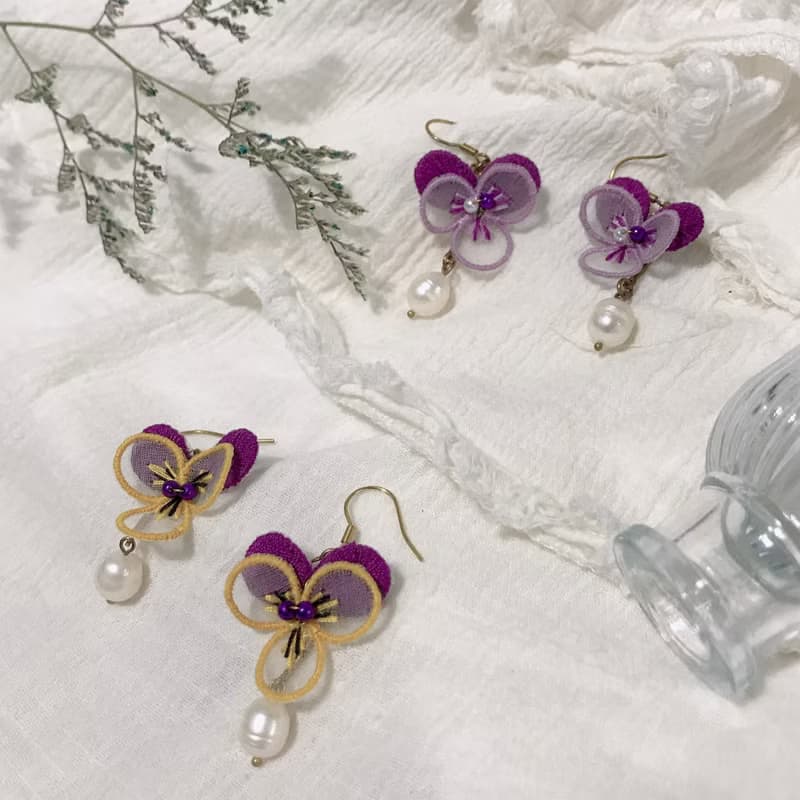 手作刺繡//立體三色堇耳環//可改夾式
