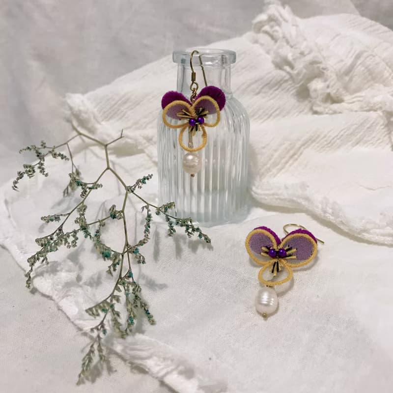 手作刺繡//立體三色堇耳環//可改夾式