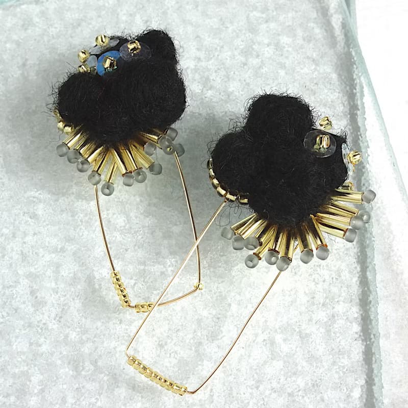 【イヤリング】黒のスクエア　羊毛×ワイヤー×ビーズ