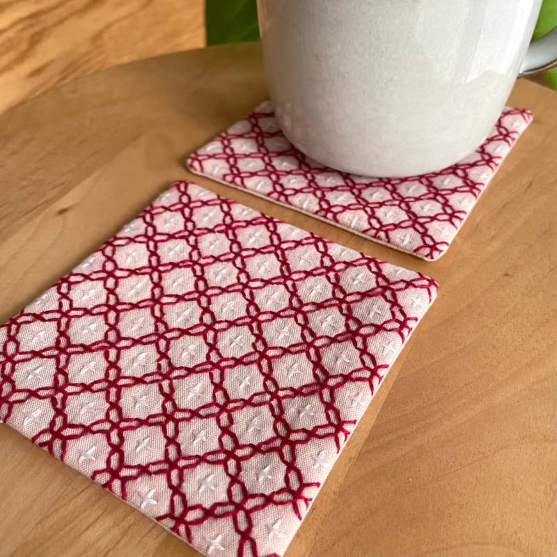 コースター2枚セット　刺し子　十字花刺しピンクベージュ　キッチン用品　花柄　ティー用品　ハンドメイド　刺繍