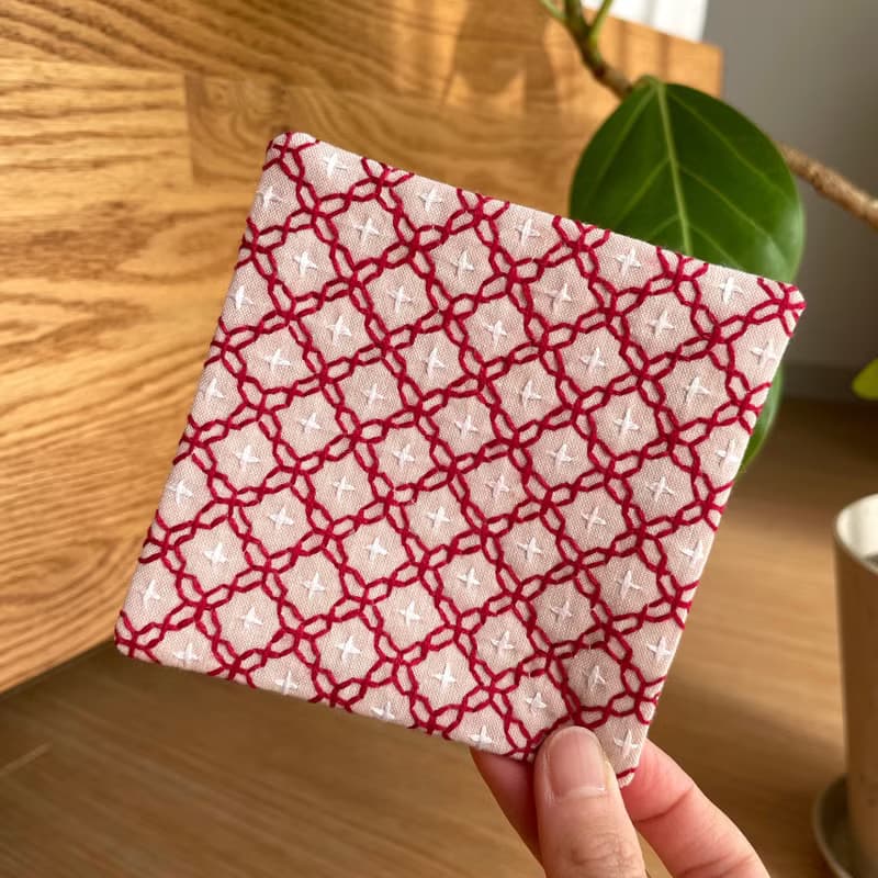 コースター2枚セット　刺し子　十字花刺しピンクベージュ　キッチン用品　花柄　ティー用品　ハンドメイド　刺繍