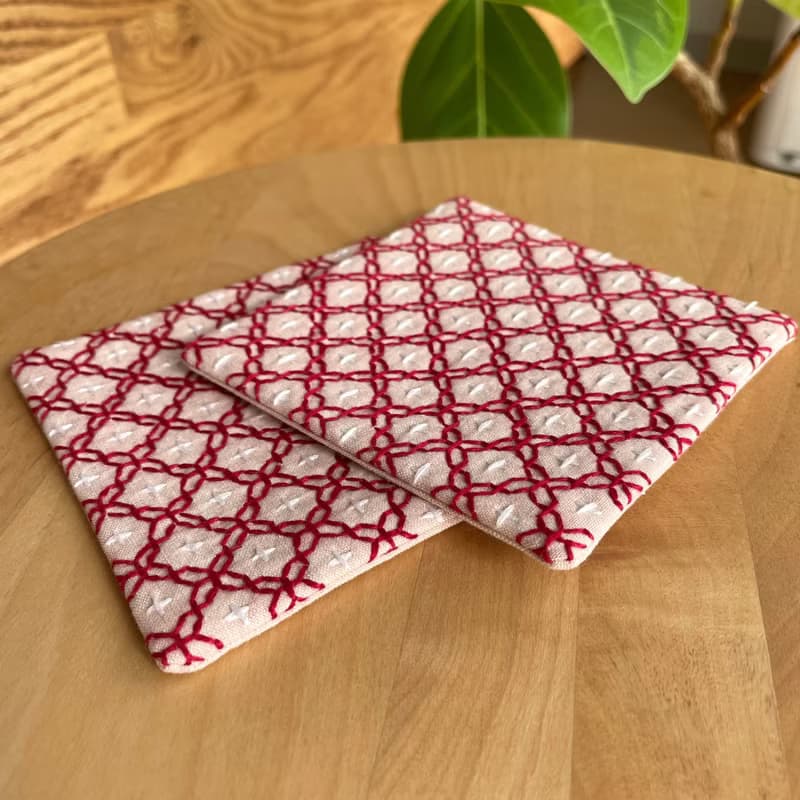 コースター2枚セット　刺し子　十字花刺しピンクベージュ　キッチン用品　花柄　ティー用品　ハンドメイド　刺繍