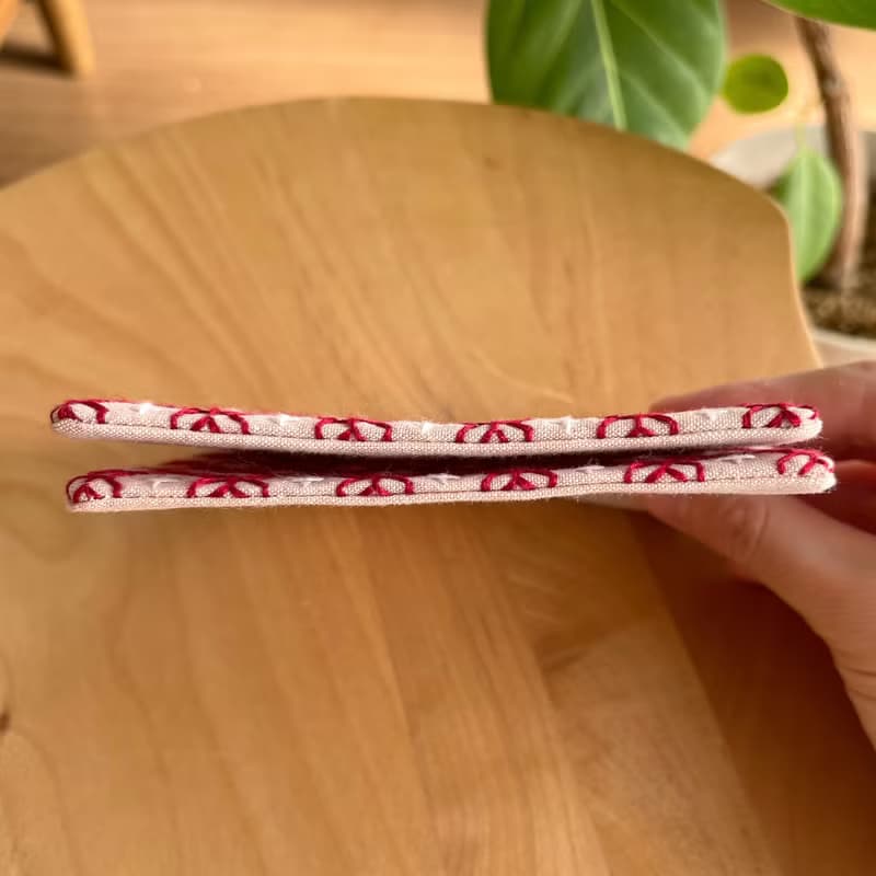 コースター2枚セット　刺し子　十字花刺しピンクベージュ　キッチン用品　花柄　ティー用品　ハンドメイド　刺繍