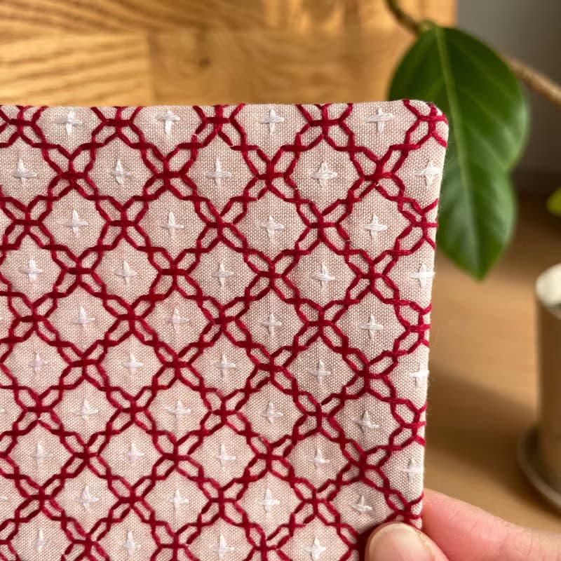 コースター2枚セット　刺し子　十字花刺しピンクベージュ　キッチン用品　花柄　ティー用品　ハンドメイド　刺繍