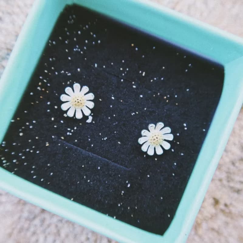 沙灘上的小雛菊純銀耳環 SANDY DAISY
