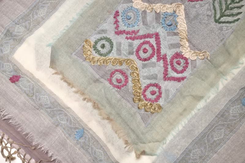 【情人節禮物】喀什米爾水煮羊毛手工刺繡圍巾披肩粉紫粉綠三層紗