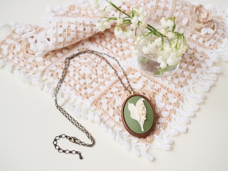 カメオのブローチネックレス 鈴蘭 グリーン　すずらん スズラン ミュゲ lily of the valley 幸せが再び訪れる 純粋 純潔 聖母マリア 緑