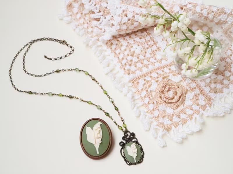 カメオのブローチネックレス 鈴蘭 グリーン　すずらん スズラン ミュゲ lily of the valley 幸せが再び訪れる 純粋 純潔 聖母マリア 緑