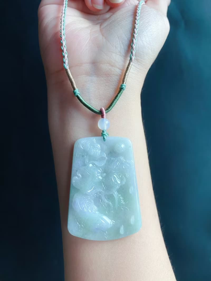 春彩 天然緬甸玉 翡翠 綠底飄花帶紫翡 如魚得水 玉質細膩 吊墜