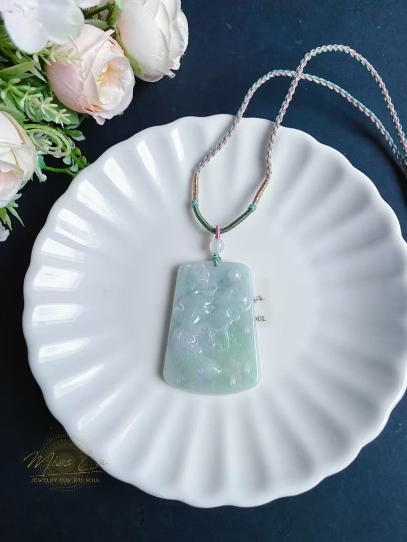 春彩 天然緬甸玉 翡翠 綠底飄花帶紫翡 如魚得水 玉質細膩 吊墜