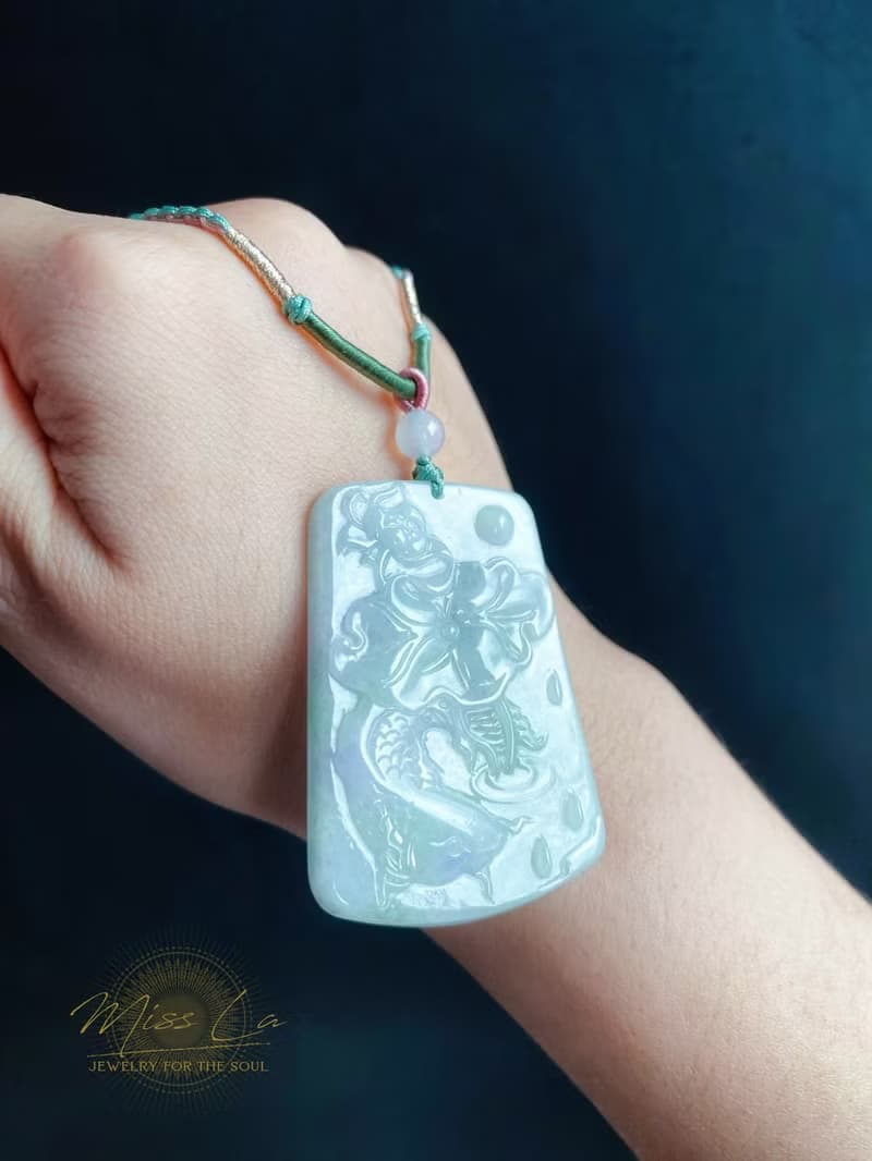 春彩 天然緬甸玉 翡翠 綠底飄花帶紫翡 如魚得水 玉質細膩 吊墜