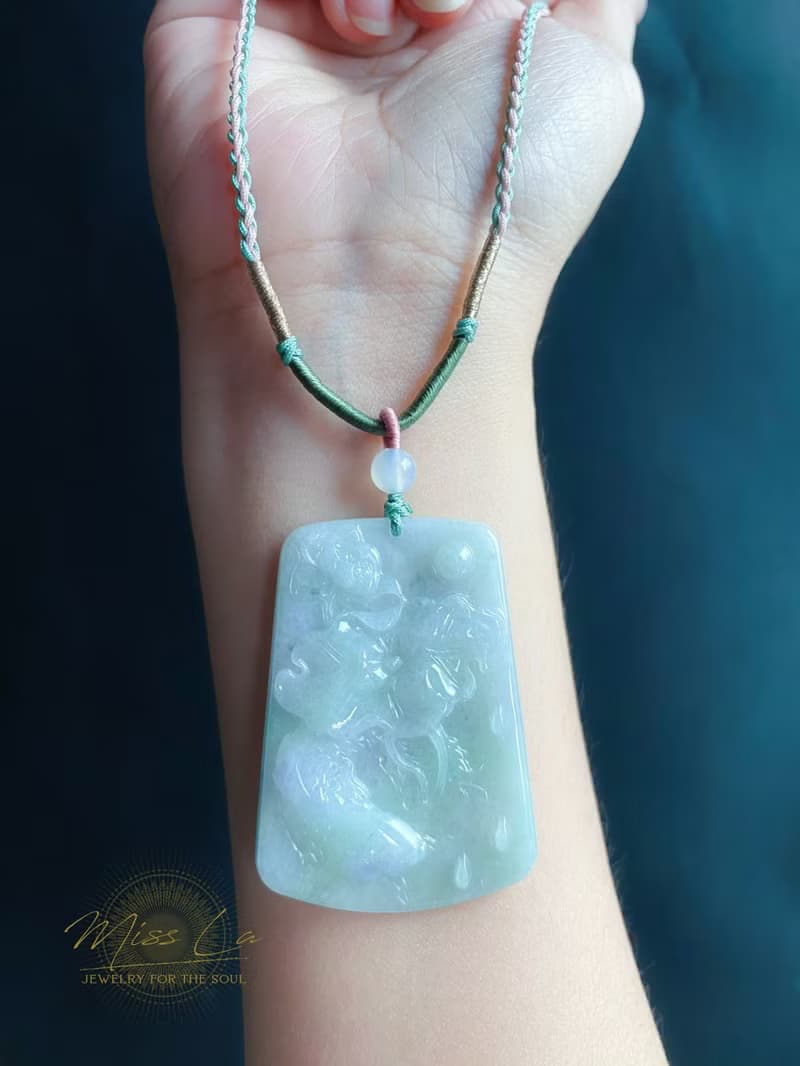 春彩 天然緬甸玉 翡翠 綠底飄花帶紫翡 如魚得水 玉質細膩 吊墜