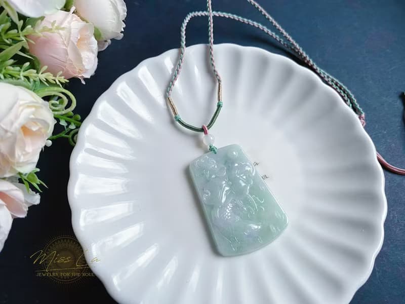 春彩 天然緬甸玉 翡翠 綠底飄花帶紫翡 如魚得水 玉質細膩 吊墜