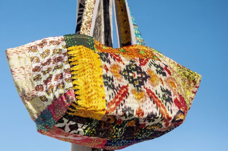 手工縫紗麗布手提袋 絲綢刺繡手拿包 印度絲綢刺繡絲便當袋-繁花