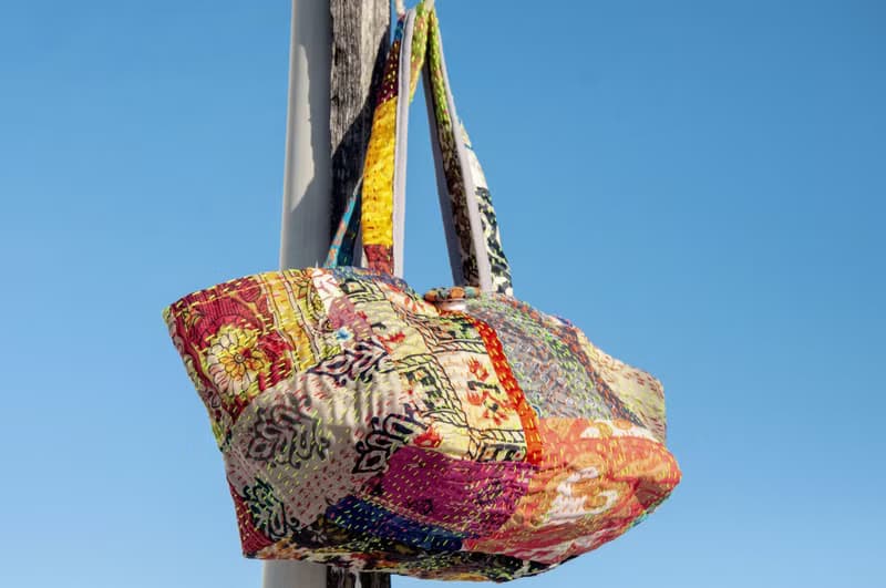 手工縫紗麗布手提袋 絲綢刺繡手拿包 印度絲綢刺繡絲便當袋-繁花