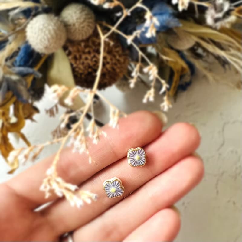 お花 金継ぎ 陶器 ピアス イヤリング ノンホールピアス パープル 紫 小さい 小ぶり ゴールド 金 花 華奢 可憐 やきもの 陶磁器 ギフト プレゼント