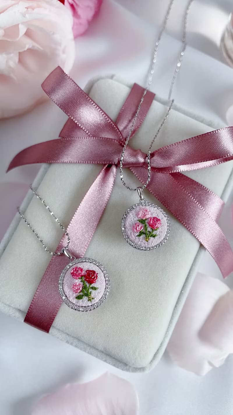 Bouquet of roses 玫瑰花束刺繡純銀項鍊