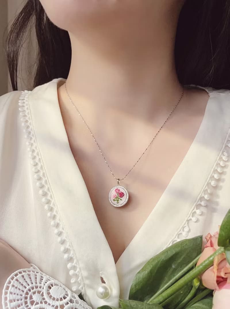Bouquet of roses 玫瑰花束刺繡純銀項鍊