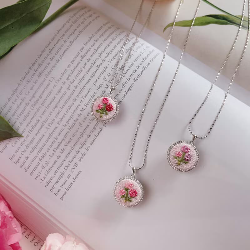 Bouquet of roses 玫瑰花束刺繡純銀項鍊