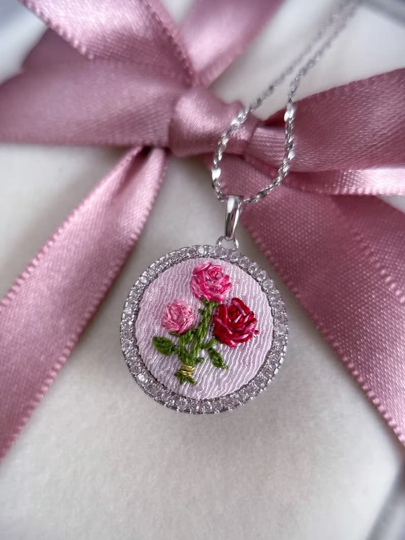 Bouquet of roses 玫瑰花束刺繡純銀項鍊