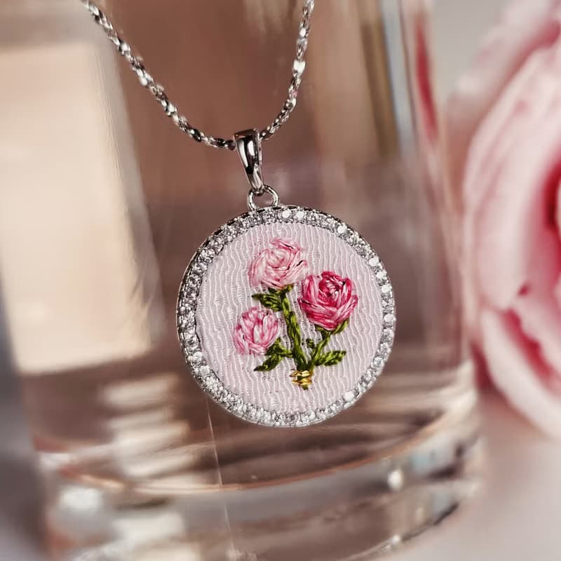 Bouquet of roses 玫瑰花束刺繡純銀項鍊