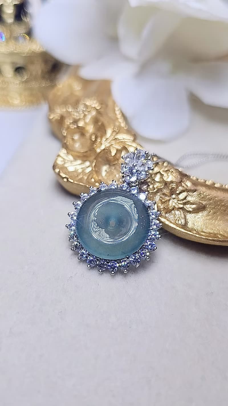 |夢幻藍釦|A貨翡翠冰玻藍起膠平安釦13.8mm純銀鍍18k豪鑲吊墜