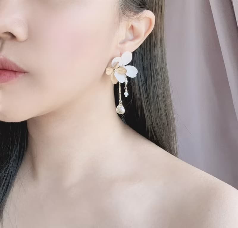 白色配合色繡球真花耳環