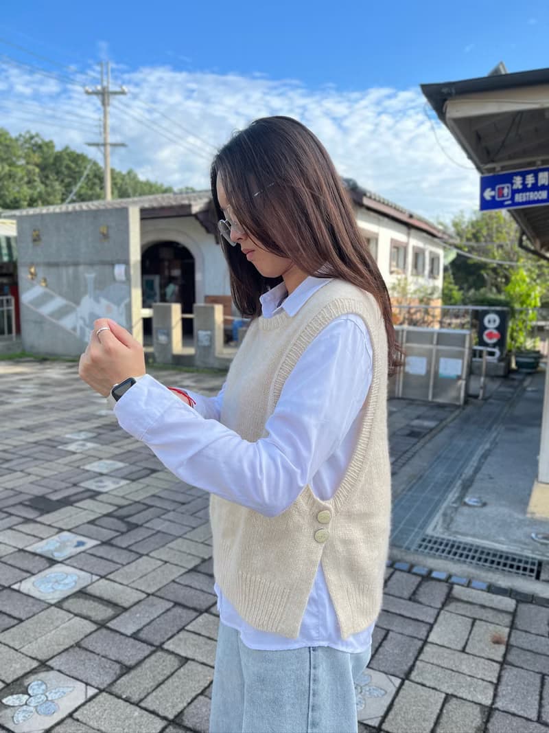 純手作圓領女生毛線背心。。愛上開叉背心。圍巾。米白