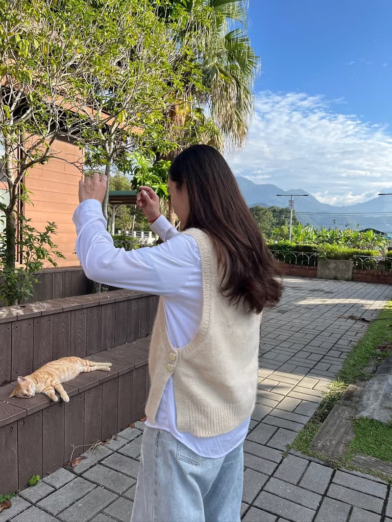 純手作圓領女生毛線背心。。愛上開叉背心。圍巾。米白