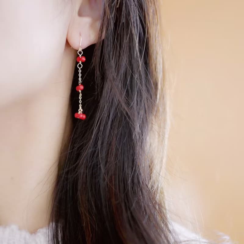 運気を上げる　プチリボン 赤サンゴのピアス　3月誕生石