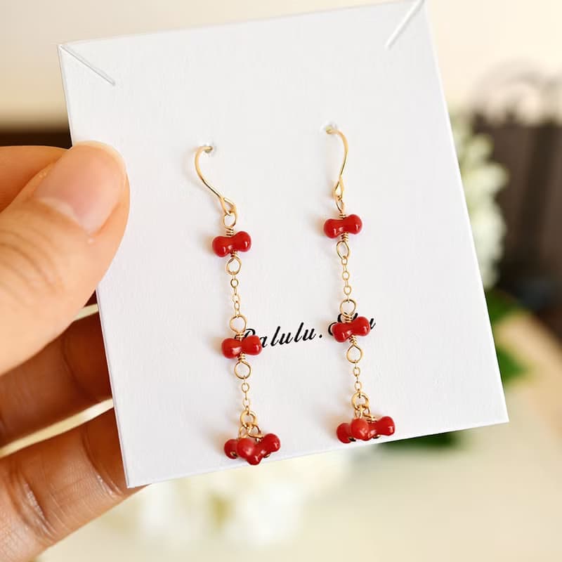 運気を上げる　プチリボン 赤サンゴのピアス　3月誕生石