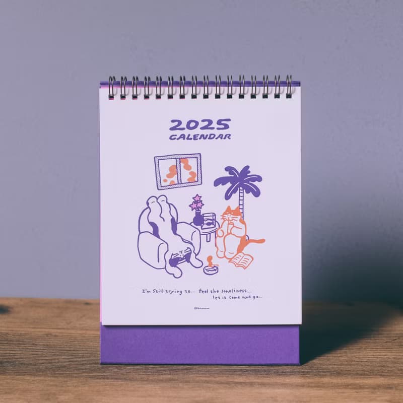 【贈A3年曆海報】2025月曆 三角桌曆-和孤單共處