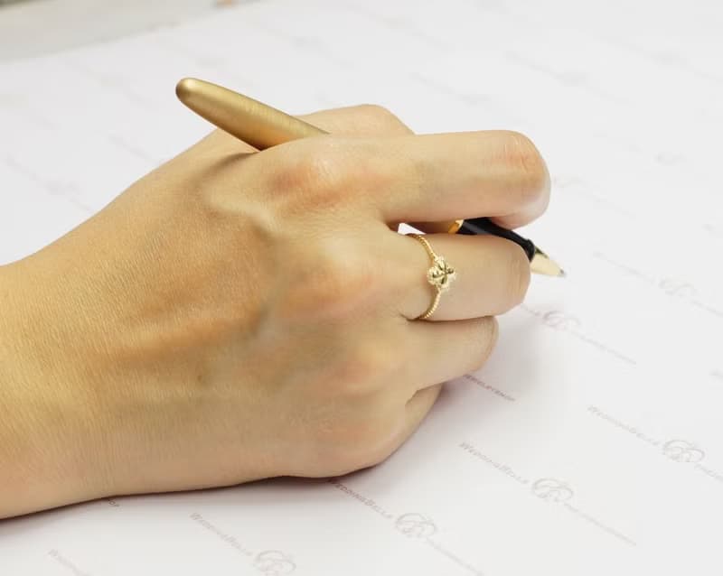 18K 黃金  鑽石 四葉草造型 扭紋 扭線 戒指 - 精緻  可愛 - 免運