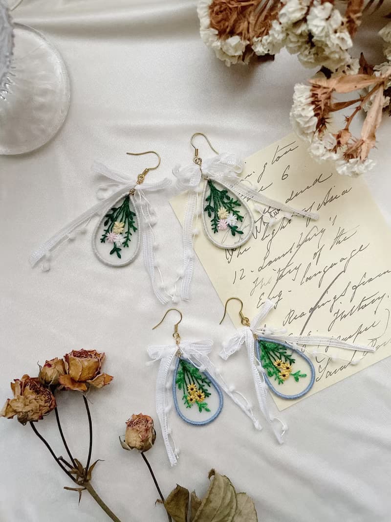 手作刺繡//蝴蝶結花束耳環//可改夾式