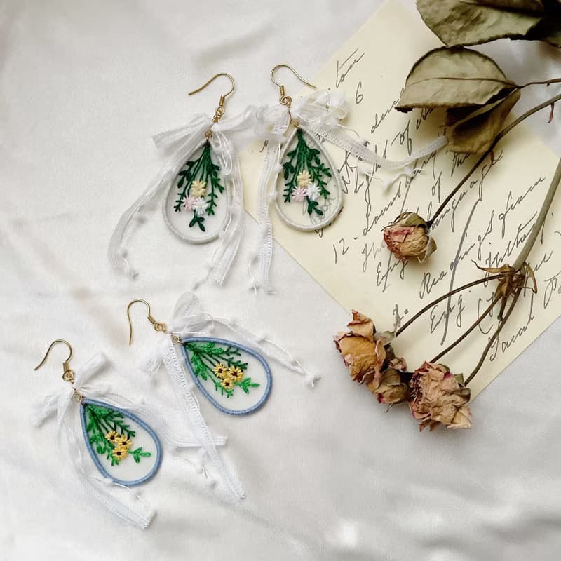 手作刺繡//蝴蝶結花束耳環//可改夾式