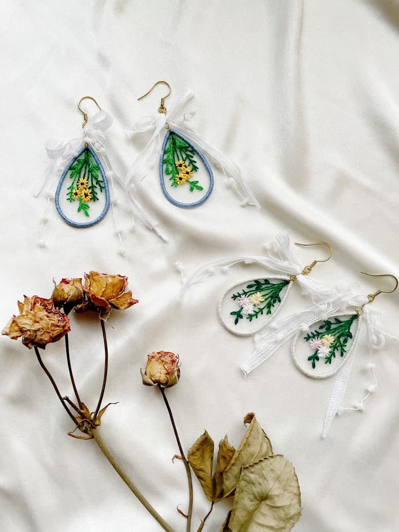 手作刺繡//蝴蝶結花束耳環//可改夾式